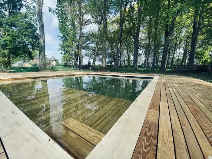 Terrasse en bois Accoya : pourquoi est-ce le choix idéal autour de votre piscine ?