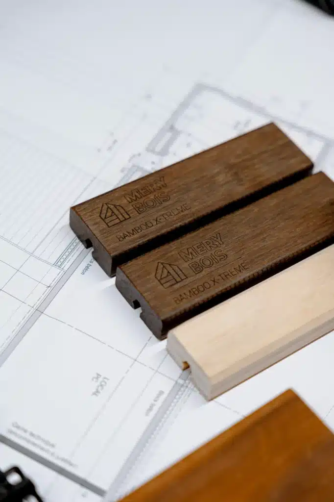 Échantillons de bardage posés sur un plan d'architecte